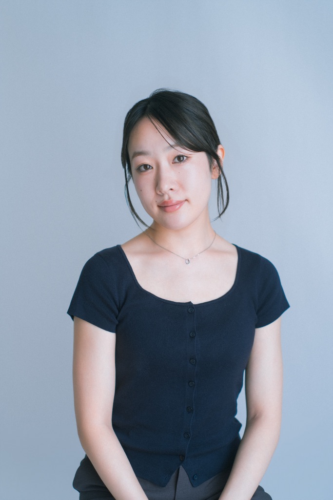 アトリエプラン撮影作例3 - ネイビーのトップスの女性モデル