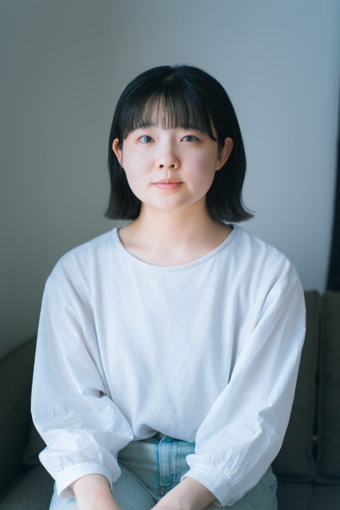 アトリエプラン撮影作例4 - 白いトップスの女性モデル