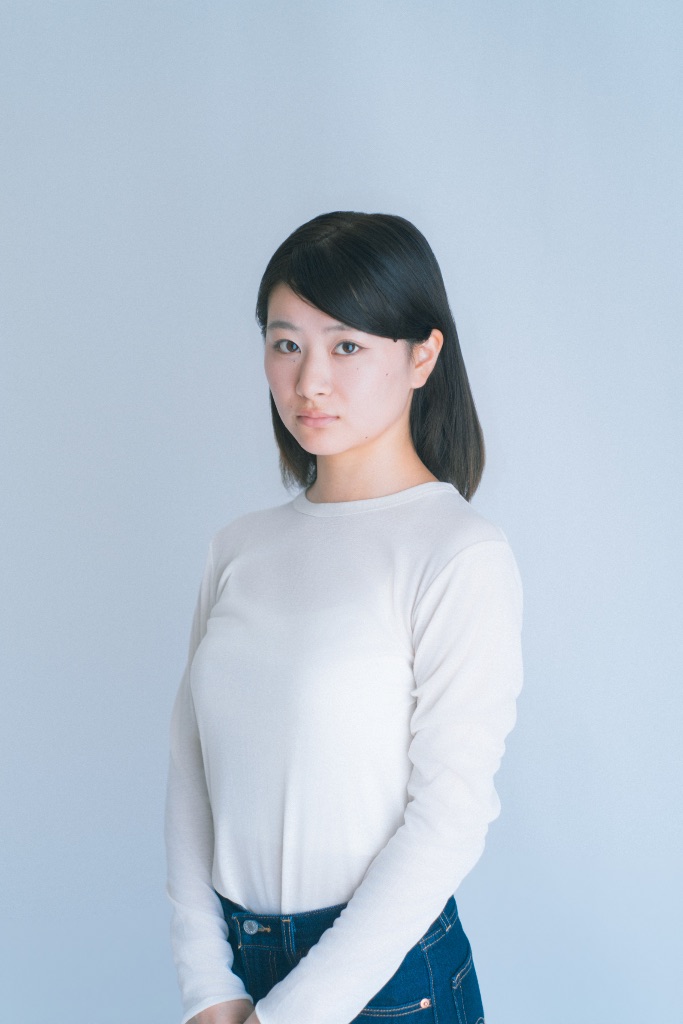アトリエプラン撮影作例3 - 白いロングスリーブの女性モデル
