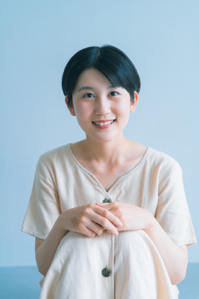 宣材写真作例10 - ベージュのワンピースの女性モデル